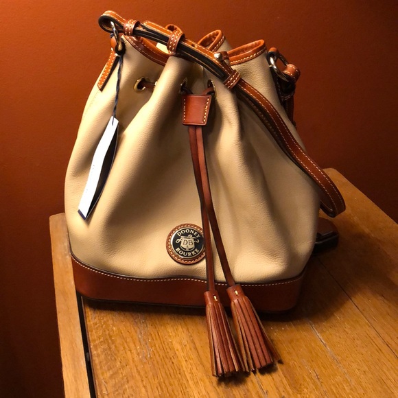 Dooney & Bourke Handbags - 😍Dooney & Bourke leather drawstring bag💕